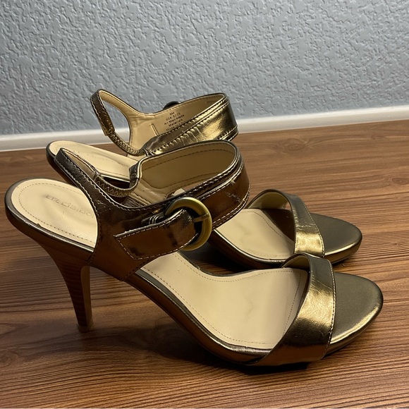 Liz Claiborne Elegant Gold Strappy Heels with ankle Buckle size 9 - Picture 2 of 8